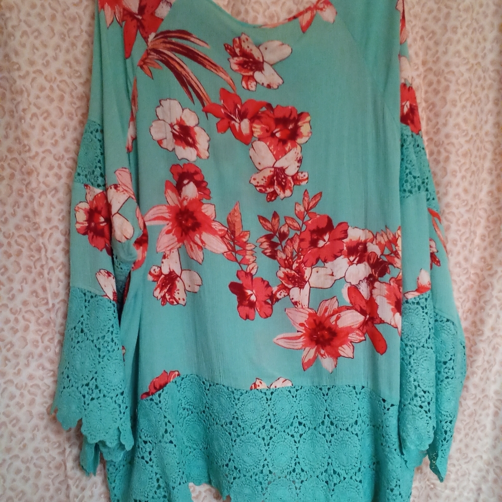 ×Woman's Top  "Curation", 2x, Aqua w/Coral flowers